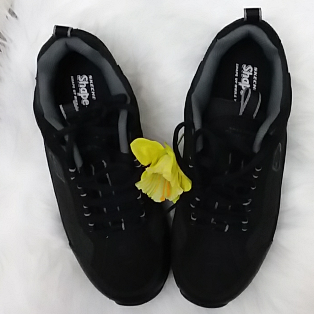 FREE SHIPPING SKECHERS SHAPE UPS NWOT 9